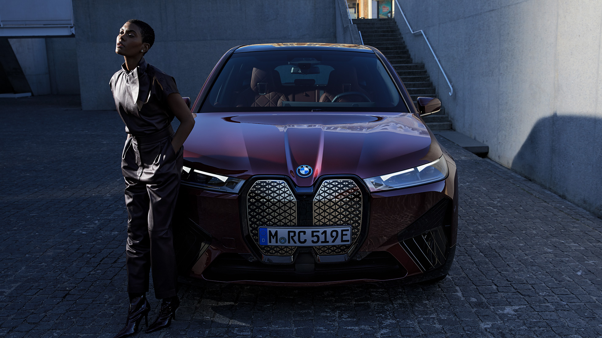 BMW iX vooraanzicht BMW iX Aventurinrot i20 vooraanzicht
