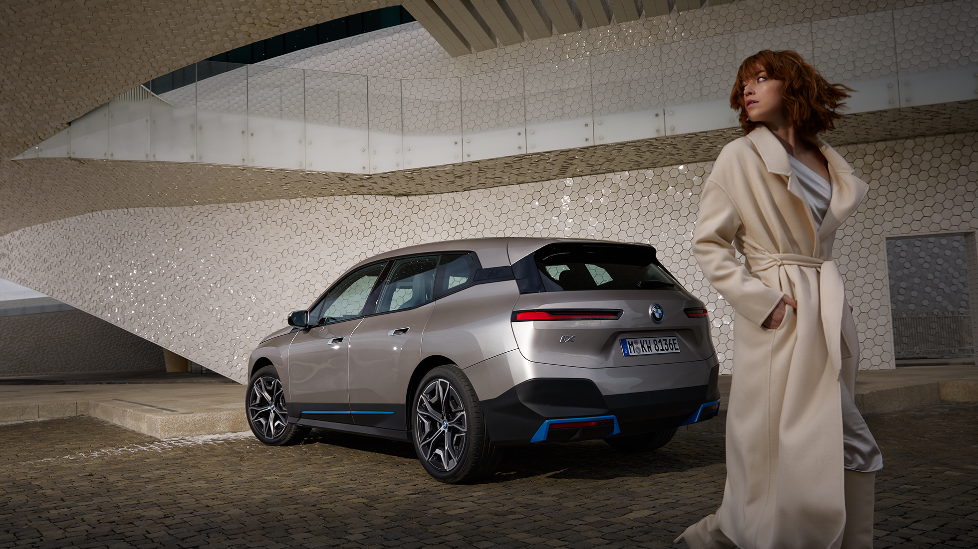 BMW iX driekwart achteraanzicht stilstaand BMW iX i20 Kaschmirsilber driekwart achteraanzicht stilstaand