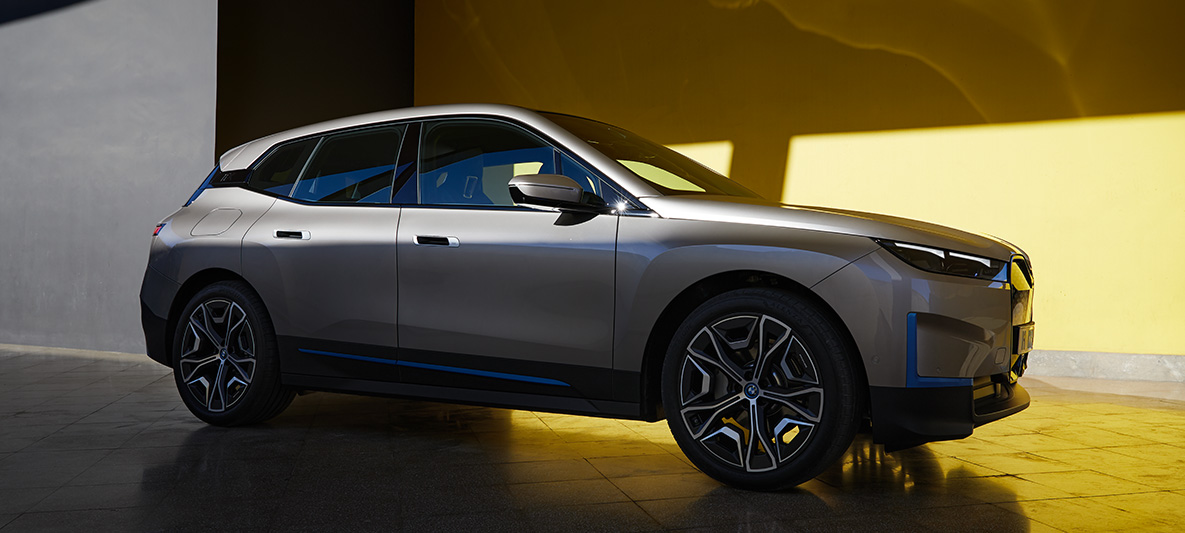 BMW iX driekwart zijaanzicht stilstaand BMW iX Kaschmirsilber i20 driekwart zijaanzicht stilstaand