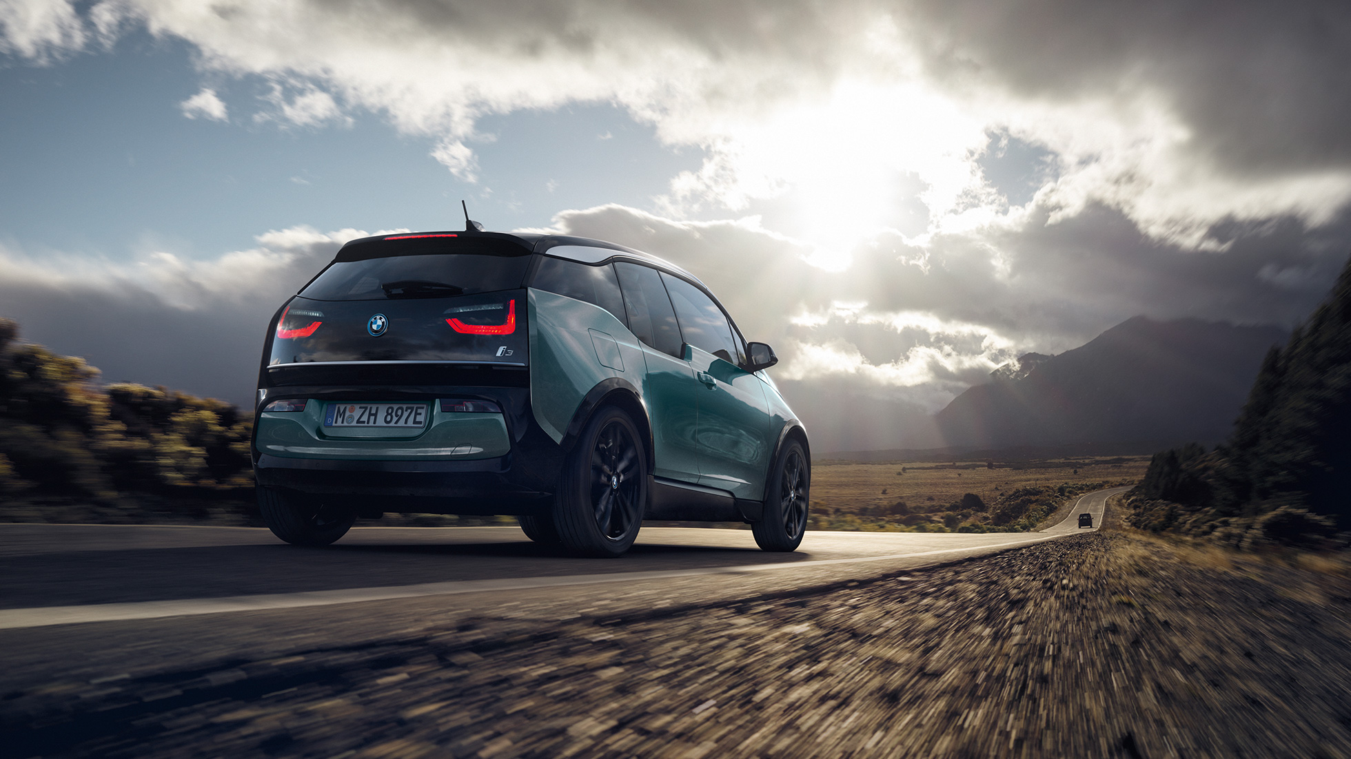 BMW i3 2018 Juracobeige driekwart achteraanzicht op buitenweg BMW i3 I01 2018 Jucarobeige met accenten in Frozen Grey metallic driekwart achteraanzicht op buitenweg