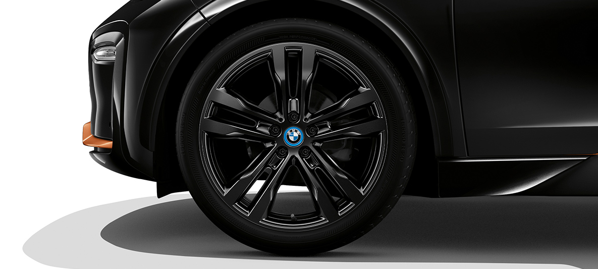 BMW i3s Edition RoadStyle 2019 zijaanzicht voorzijde met velg BMW i3s Edition RoadStyle 2019 I01 Fluid Black met accenten in E-Copper zijaanzicht voorzijde met velg