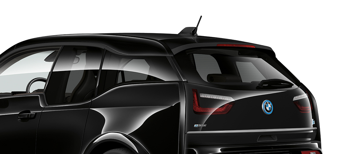 BMW i3s Edition RoadStyle 2019 driekwart achteraanzicht BMW i3s Edition RoadStyle 2019 I01 Fluid Black met accenten in E-Copper driekwart achteraanzicht