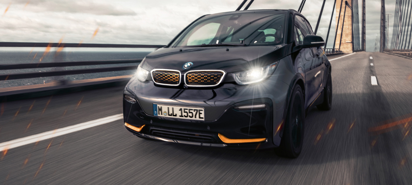 BMW i3 Unique Forever Edition I01 driekwart vooraanzicht BMW i3 Unique Forever Edition I01 Storm Bay met accent in Frozen E-Copper metallic driekwart vooraanzicht rijdend