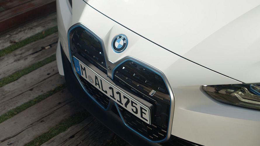 BMW i4 eDrive40 G26 Mineralweiß exterieurdesign in detail op video BMW i4 eDrive40 G26 Mineralweiß exterieurdesign in detail op video