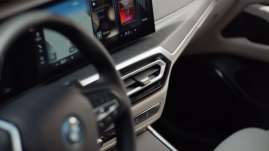 BMW i4 eDrive40 G26 Mineralweiß interieurdesign in detail op video BMW i4 eDrive40 G26 Mineralweiß interieurdesign in detail op video