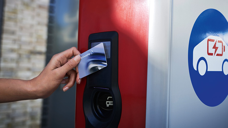 Persoon houdt BMW Charging Card voor een openbaar oplaadpunt Persoon houdt BMW Charging Card voor een openbaar oplaadpunt