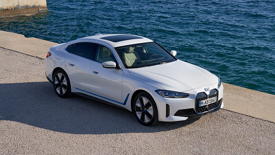 BMW i4 eDrive40 G26 driekwart vooraanzicht BMW i4 eDrive40 G26 Mineralweiß driekwart vooraanzicht