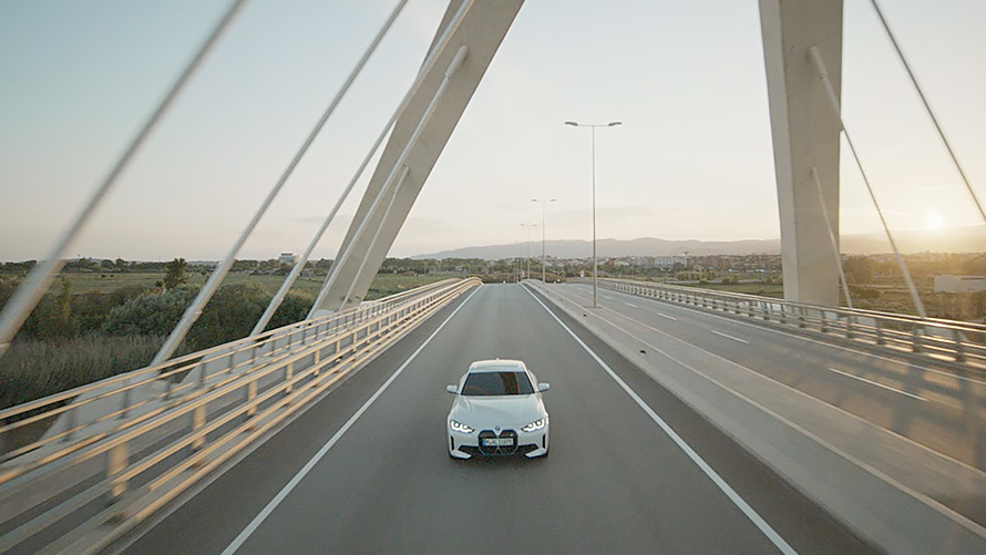 BMW i4 eDrive40 G26 driekwart vooraanzicht rijdend BMW i4 eDrive40 G26 Mineralweiß driekwart vooraanzicht rijdend