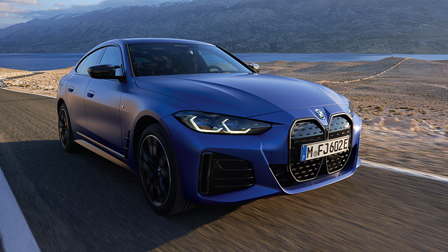 BMW i4 M50 G26 2021 driekwart vooraanzicht BMW i4 M50 G26 2021 M Portimao Blau metallic driekwart vooraanzicht op straat