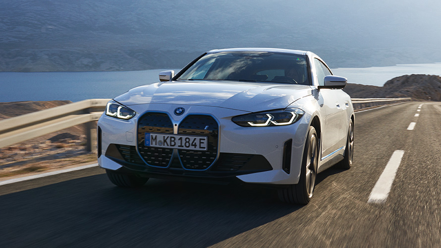 BMW i4 eDrive40 G26 2021 driekwart vooraanzicht rijdend BMW i4 eDrive40 G26 2021 Mineralweiß driekwart vooraanzicht rijdend