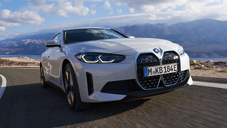 BMW i4 eDrive40 G26 2021 driekwart vooraanzicht rijdend BMW i4 eDrive40 G26 2021 Mineralweiß driekwart vooraanzicht rijdend