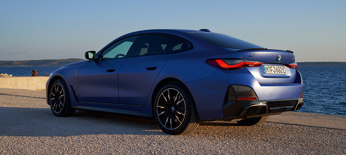 BMW i4 M50 G26 2021 driekwart achteraanzicht BMW i4 M50 G26 2021 M Portimao Blau metallic driekwart achteraanzicht op kade