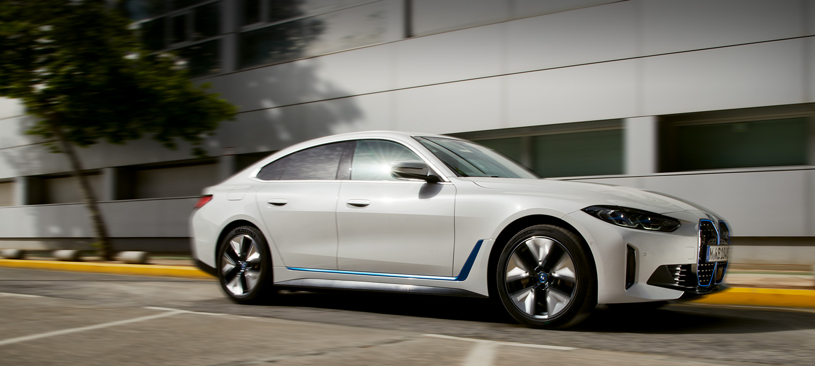 BMW i4 eDrive40 G26, driekwart zijaanzicht, rijdend BMW i4 eDrive40 G26, driekwart zijaanzicht, rijdend