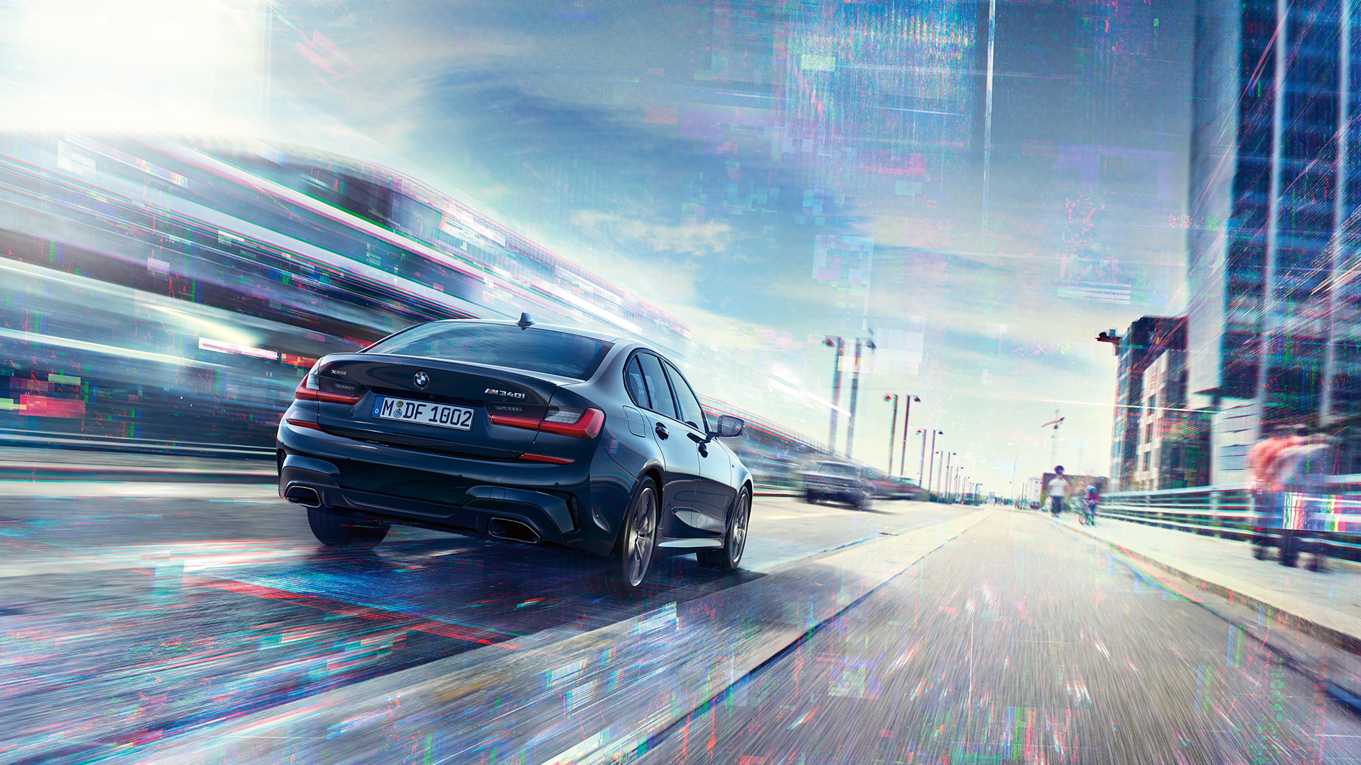 Achteraanzicht BMW M340i xDrive Sedan BMW M340i xDrive Sedan G20 Saphir Schwarz metallic achteraanzicht rijdend