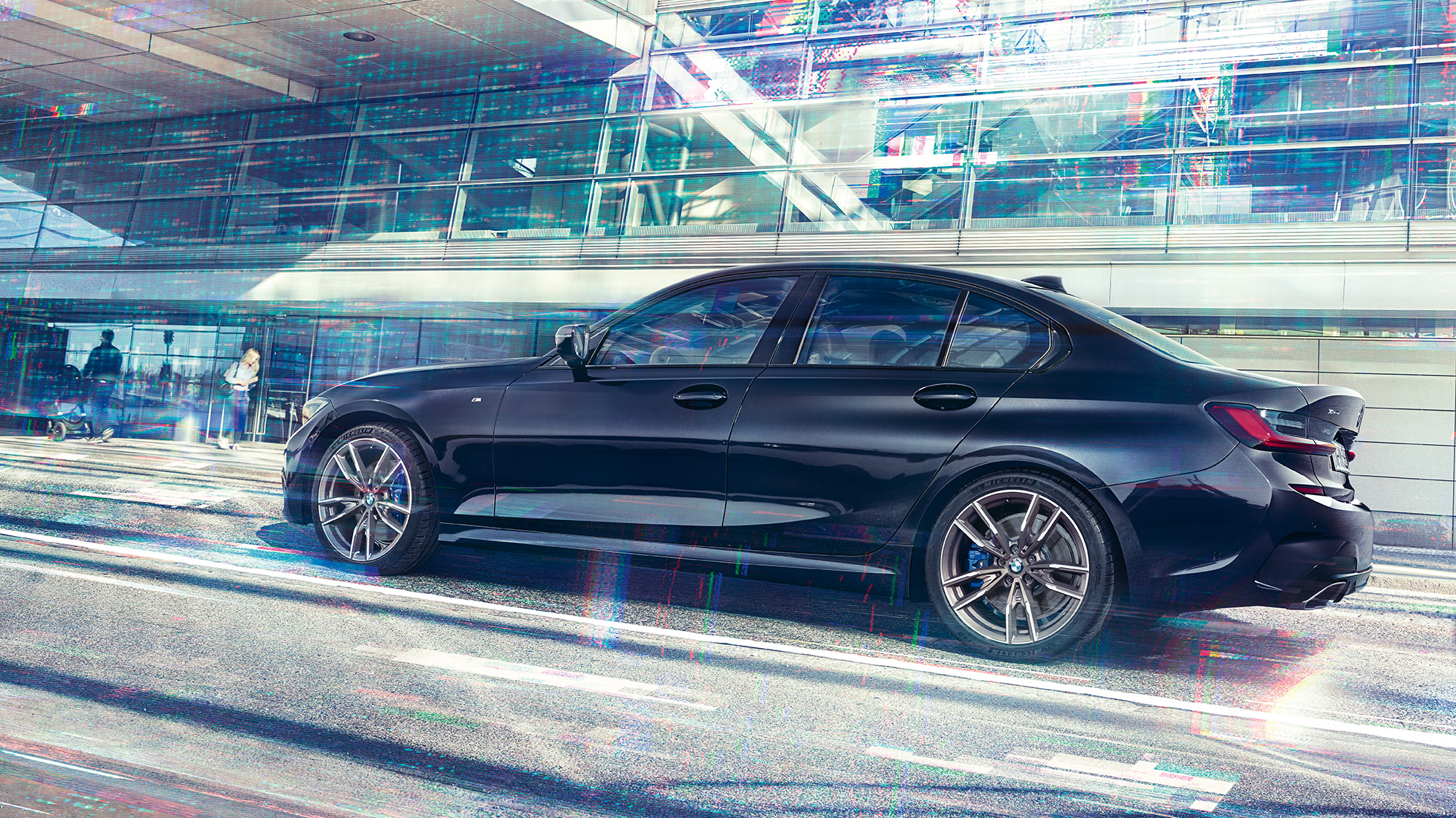 Zijaanzicht BMW M340i xDrive Sedan BMW M340i xDrive Sedan G20 Saphir Schwarz metallic zijaanzicht rijdend