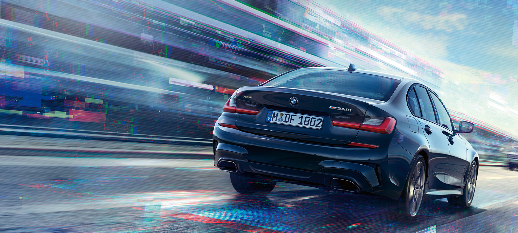 Achteraanzicht BMW M340i xDrive Sedan BMW M340i xDrive Sedan G20 Saphir Schwarz metallic achteraanzicht rijdend