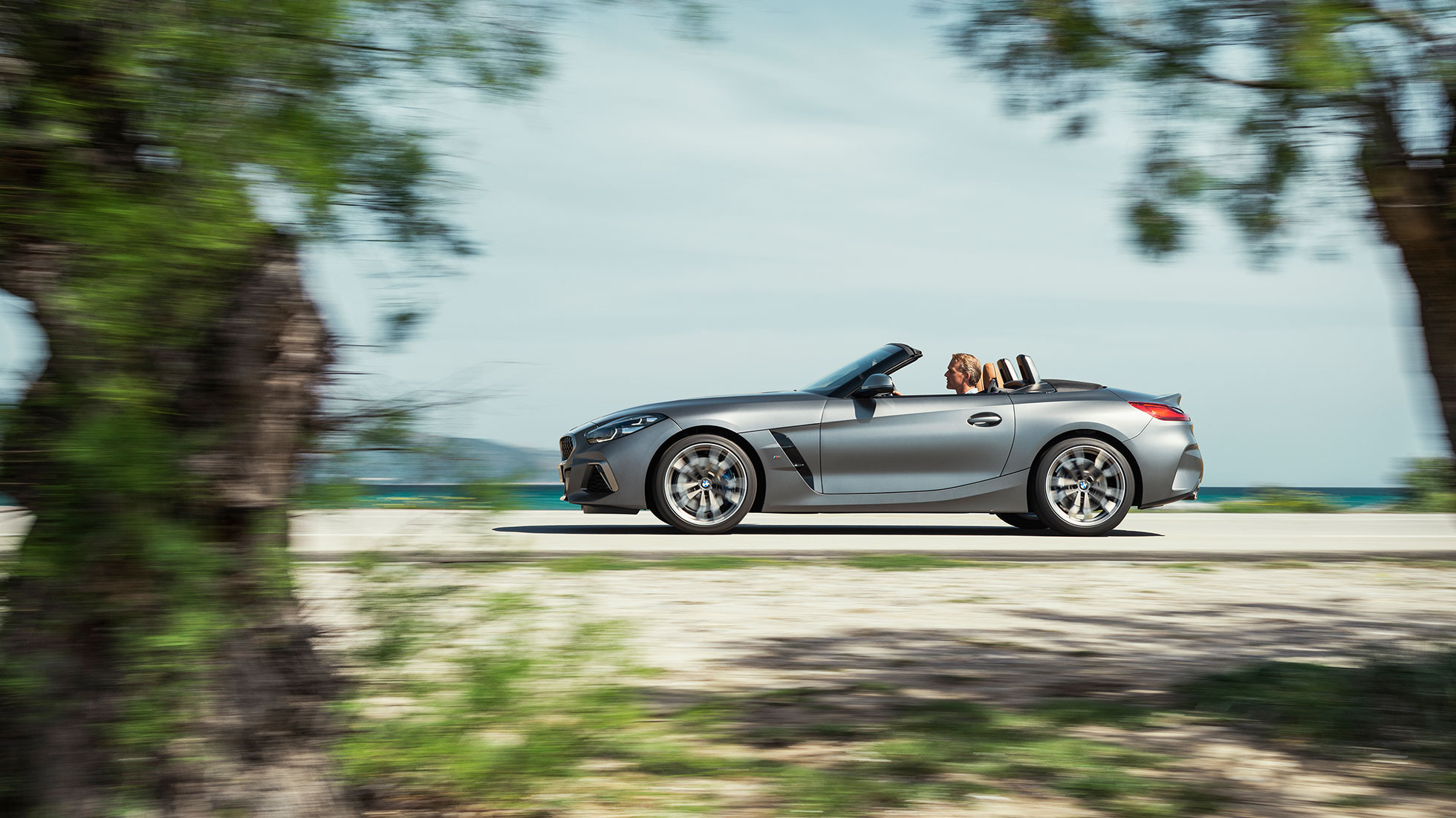 Exterieur BMW Z4 M40i G29 BMW Z4 Roadster M40i G29 2019 Cabrio BMW Individual Frozen Grey metallic zijaanzicht