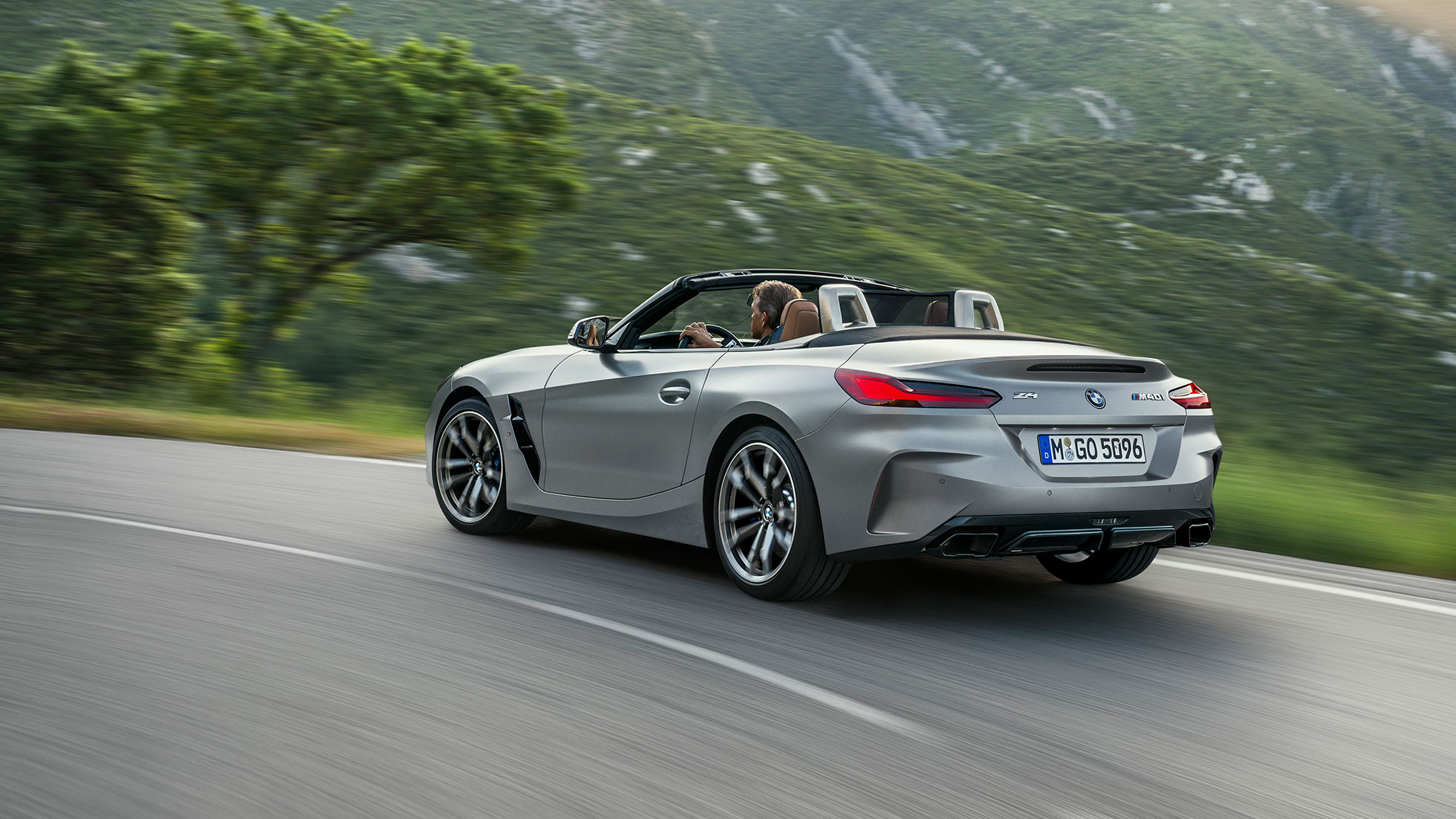 Rijdynamiek BMW Z4 M40i G29 BMW Z4 Roadster M40i G29 2019 BMW Individual Frozen Grey metallic driekwart achteraanzicht rijdend