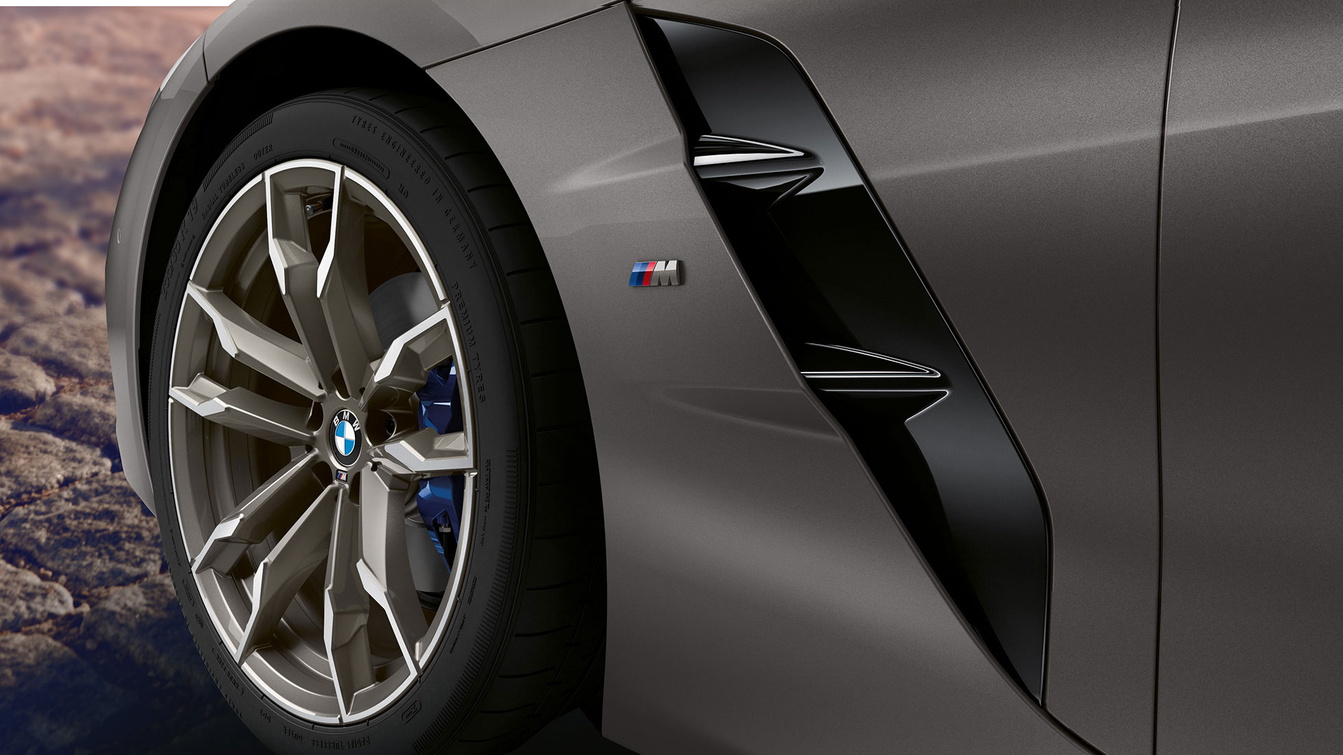 Lichtmetalen wiel BMW Z4 M40i G29 Lichtmetalen wiel BMW Z4 Roadster M40i G29 2019 BMW Individual Frozen Grey metallic close-up wiel en Air Breather