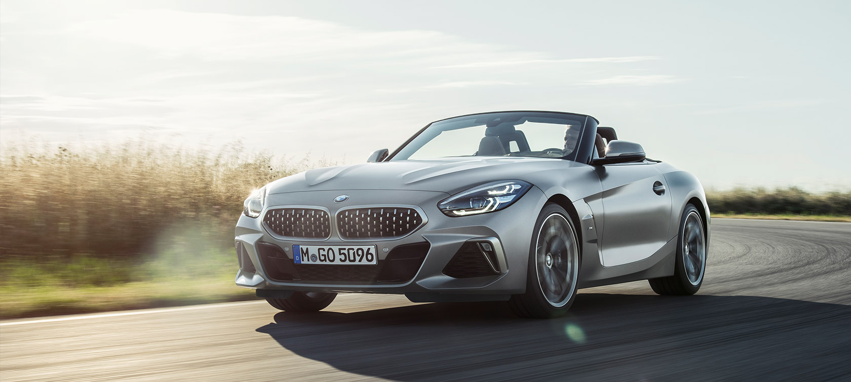 Driekwart vooraanzicht BMW Z4 M40i Roadster G29 BMW Z4 M40i Roadster G29 2019 Cabrio BMW Individual Frozen Grey metallic rijdend driekwart vooraanzicht