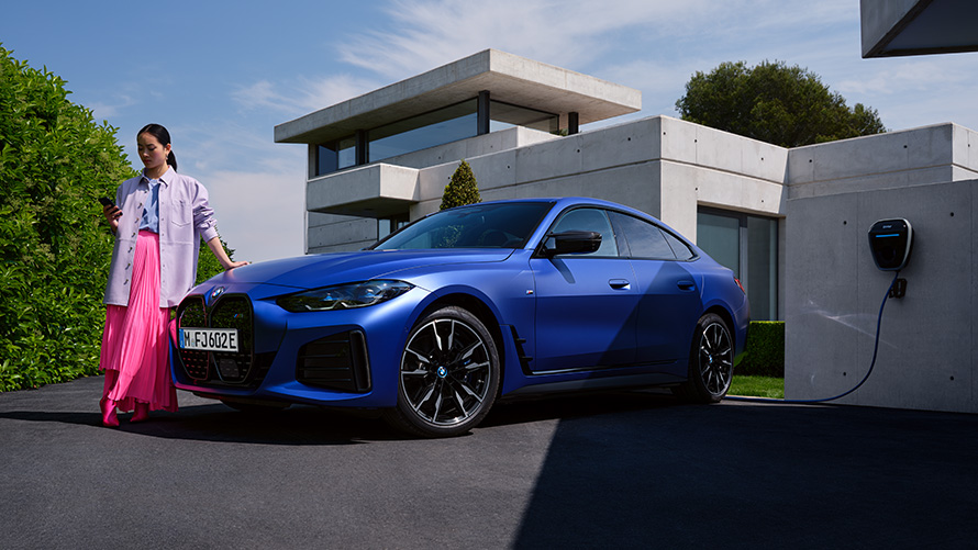 BMW i4 M50 G26 driekwart zijaanzicht BMW i4 M50 G26, BMW Individual Frozen Portimao Blau metallic driekwart zijaanzicht