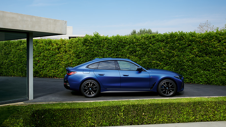 BMW i4 M50 G26 rijdend, achteraanzicht rijdend BMW i4 M50 G26, BMW Individual Frozen Portimao Blau metallic achteraanzicht rijdend