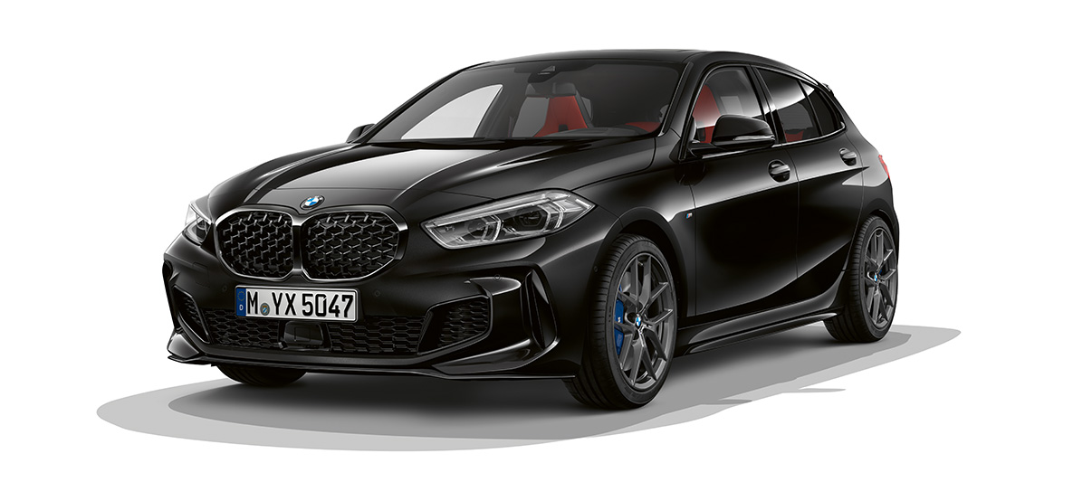 M Performance pakket. BMW M135i xDrive in Saphirschwarz metallic met M Performance pakket driekwart vooraanzicht.