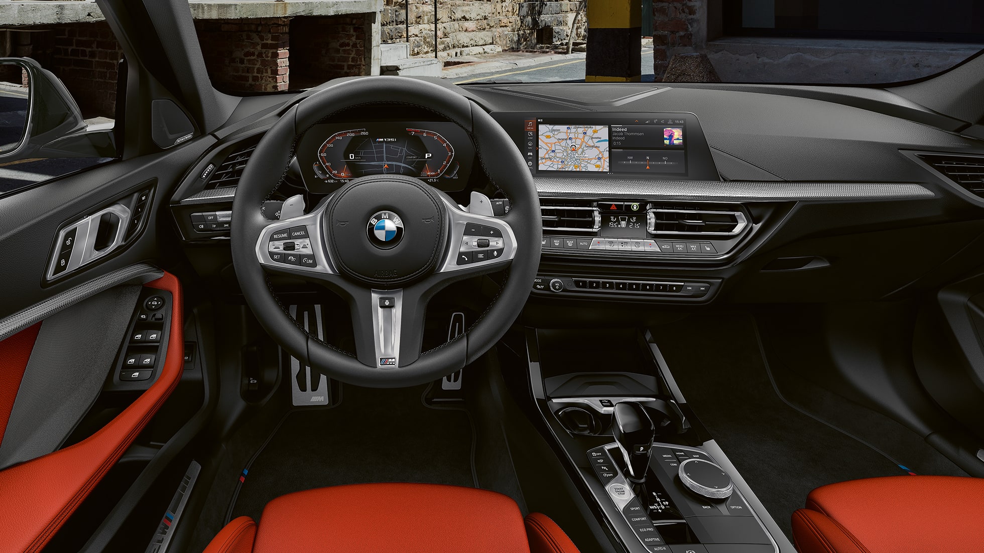BMW M135i xDrive, interieur. BMW M135i xDrive interieur met lederen M stuur en M sportstoelen.