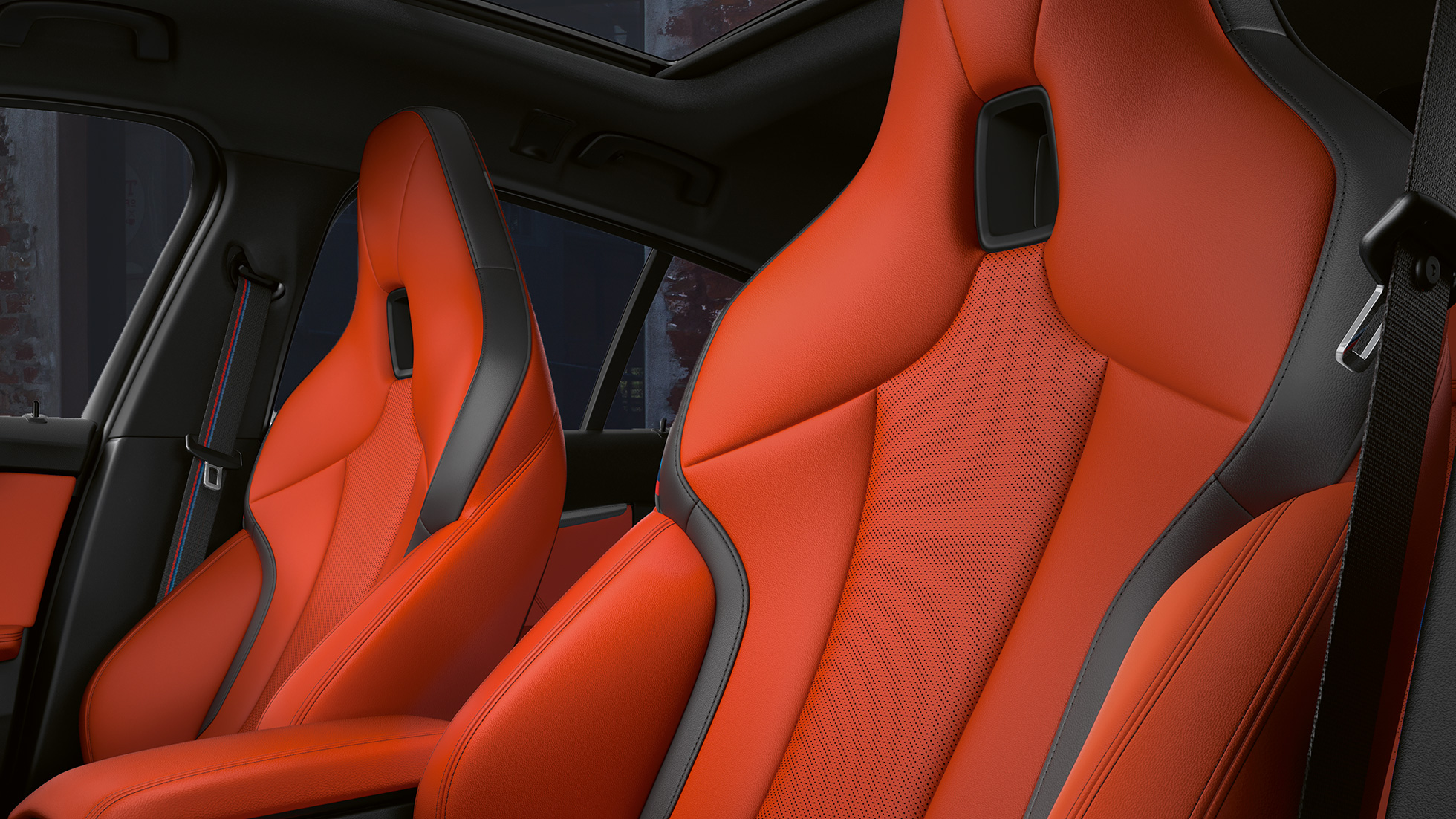 M sportstoelen met geïntegreerde hoofdsteun. Atletische M sportstoelen met geïntegreerde hoofdsteun in het interieur van de BMW M135i xDrive.
