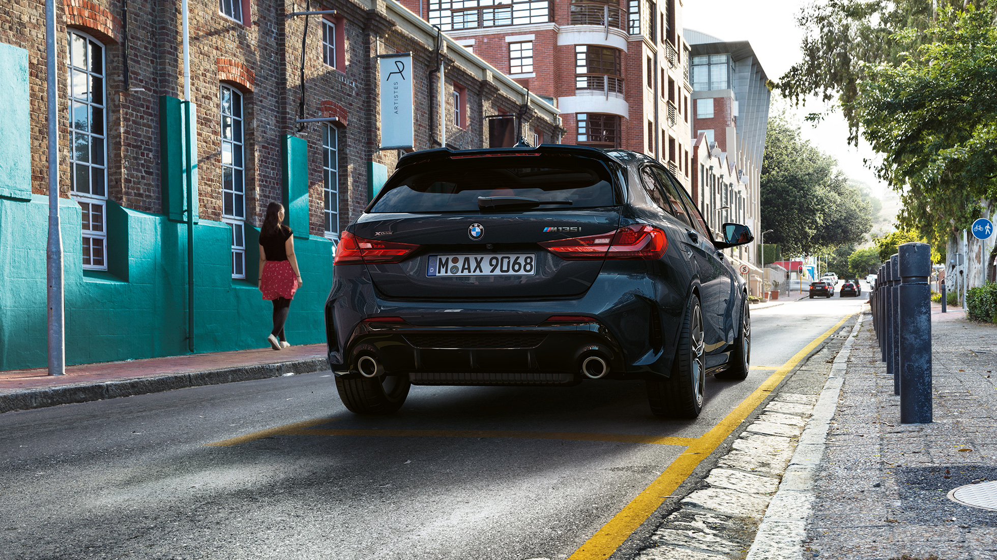 BMW M135i xDrive, achteraanzicht. BMW M135i xDrive in Saphirschwarz metallic achteraanzicht parkerend.