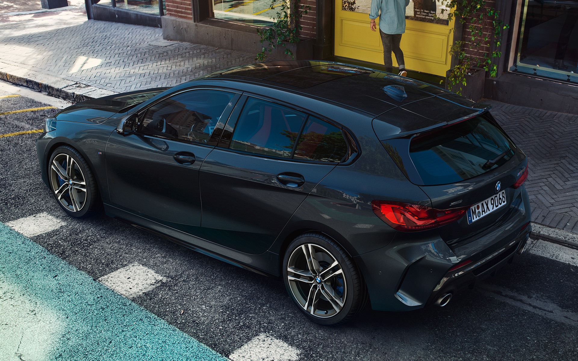 BMW M135i xDrive (F40) in Saphirschwarz metallic, geparkeerd, zijaanzicht in vogelperspectief