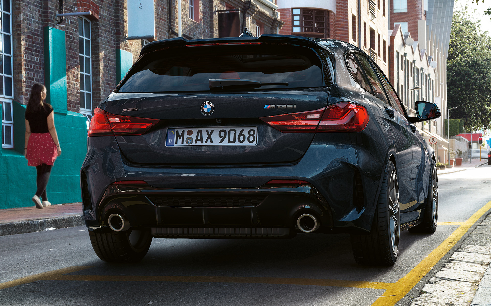 BMW M135i xDrive (F40) in Saphirschwarz metallic, achteraanzicht, geparkeerd