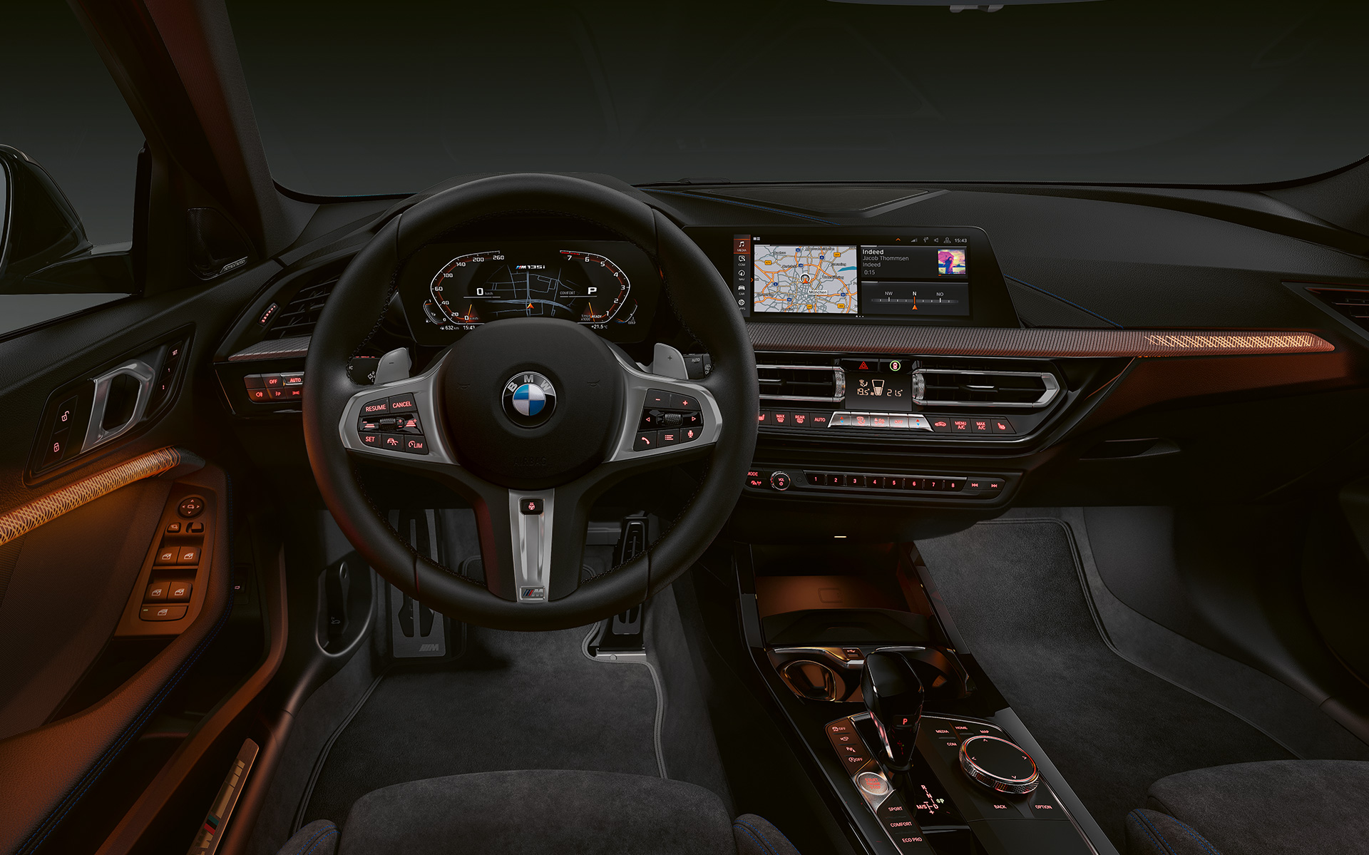 BMW M135i xDrive (F40) premium interieur met verlichte interieurlijsten