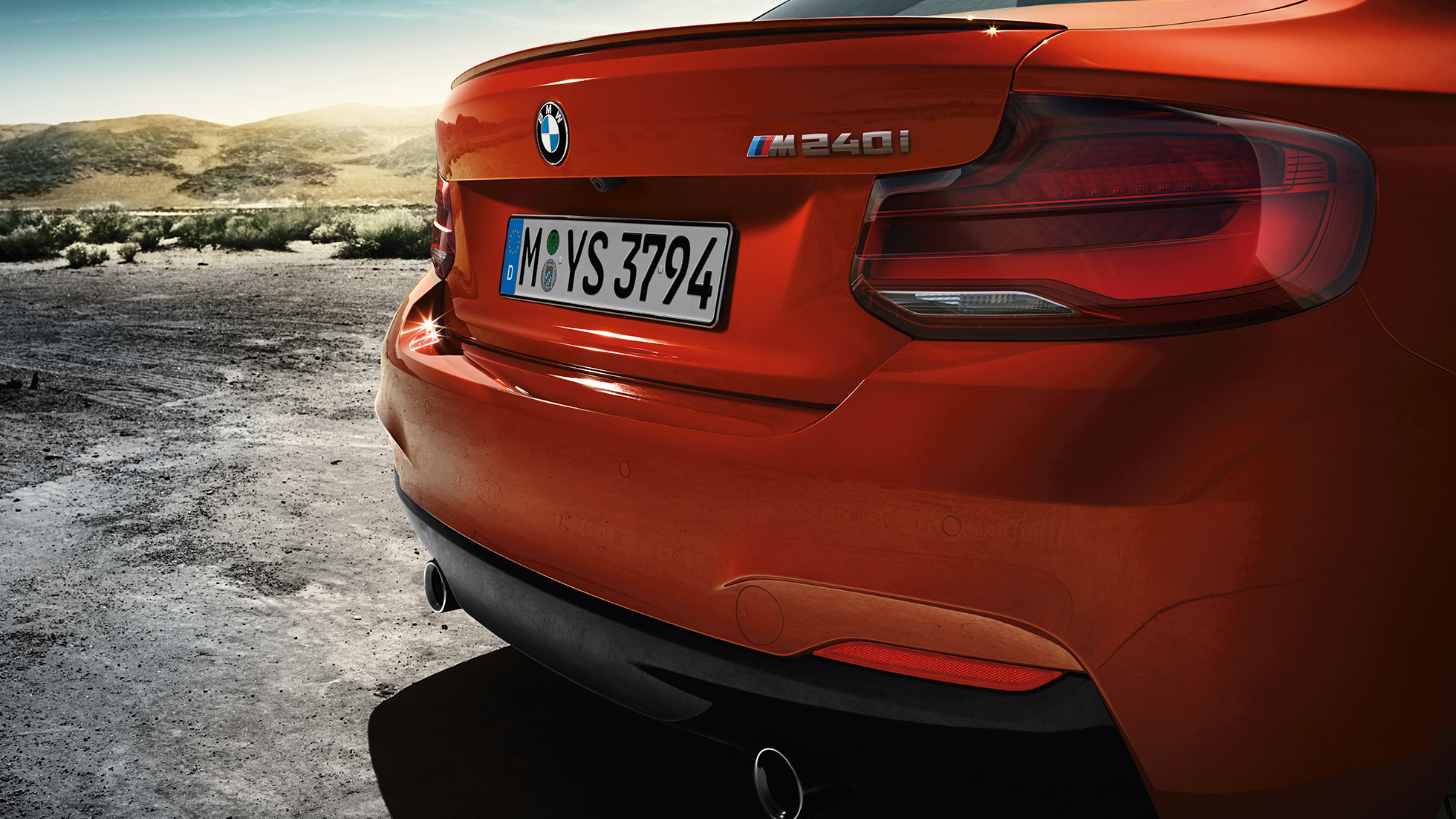 Design achterzijde BMW M240i Coupé Design achterzijde BMW M240i Coupé F22 2017 Sunset Orange metallic driekwart achteraanzicht