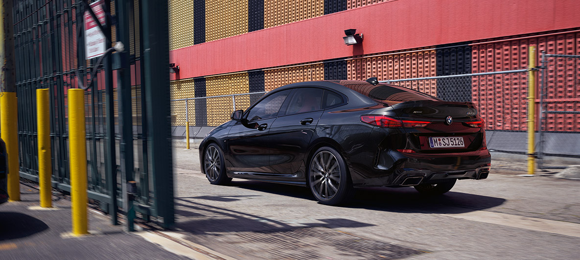 M Performance Pack BMW M235i xDrive Gran Coupé M Performance Pack BMW M235i xDrive Gran Coupé Black Sapphire metallic F44 driekwart zijaanzicht