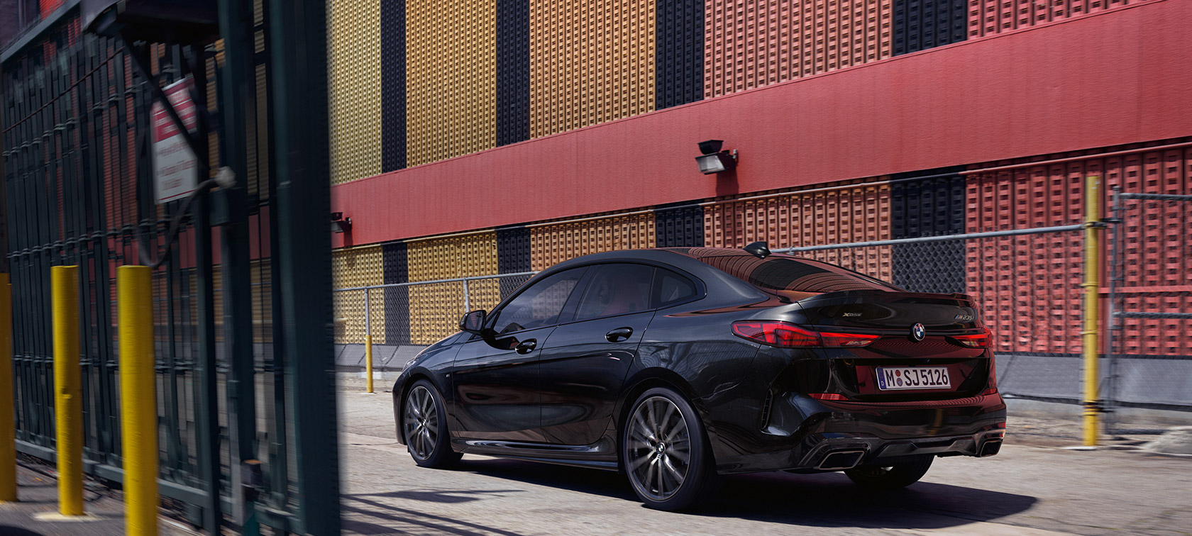BMW M235i xDrive Gran Coupé driekwart zijaanzicht BMW M235i xDrive Gran Coupé Black Sapphire metallic F44 driekwart zijaanzicht