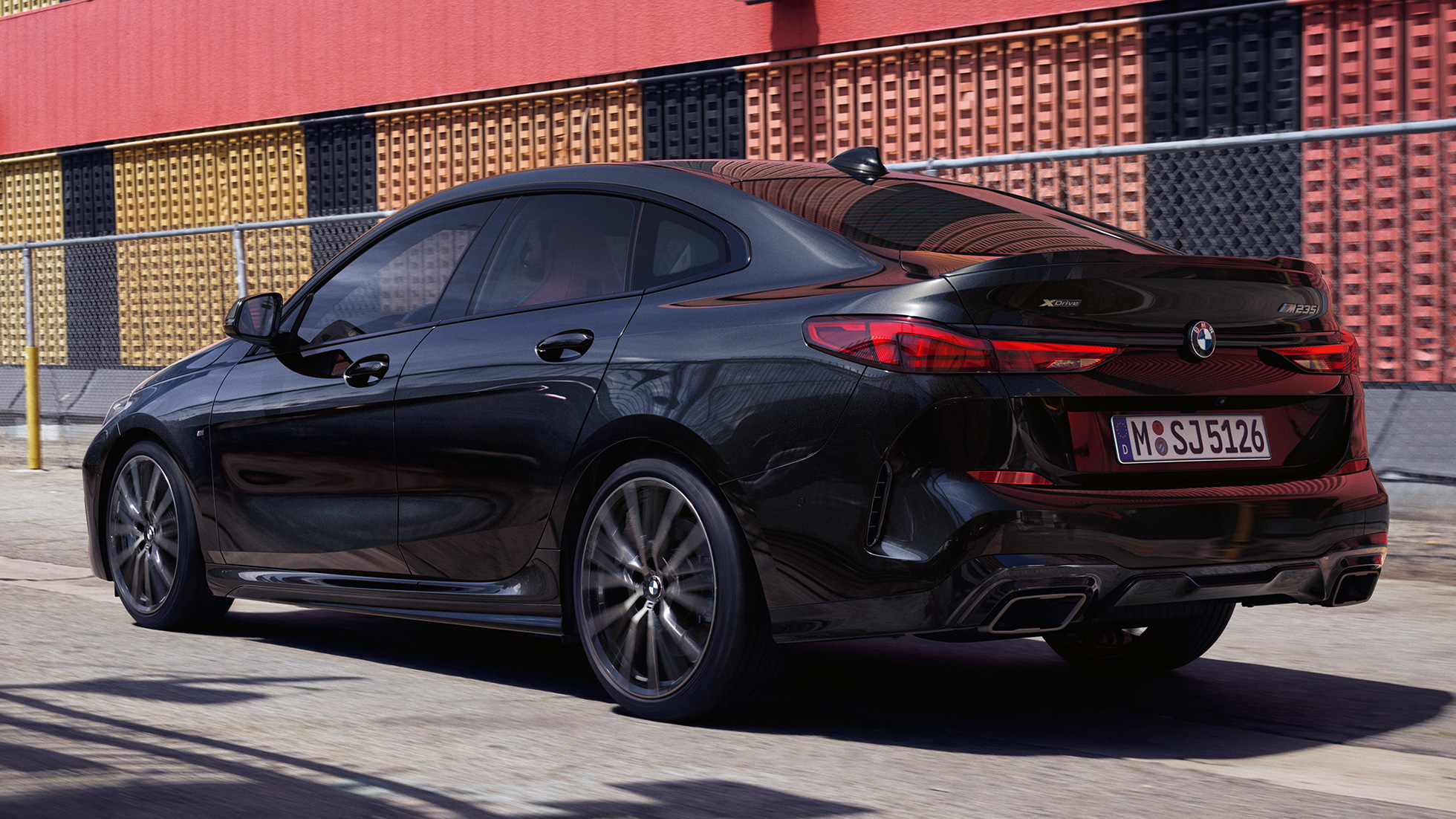 BMW M235i xDrive Gran Coupé driekwart achteraanzicht BMW M235i xDrive Gran Coupé 2020 Black Sapphire metallic F44 driekwart achteraanzicht exterieur