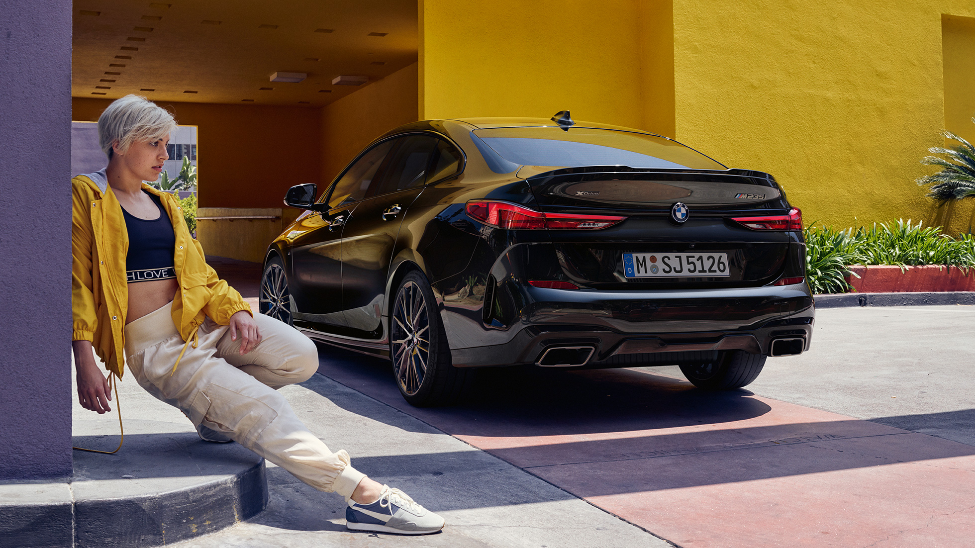 Atletische achterzijde BMW M235i xDrive Gran Coupé Atletische achterzijde BMW M235i xDrive Gran Coupé 2020 Black Sapphire metallic F44 driekwart achteraanzicht