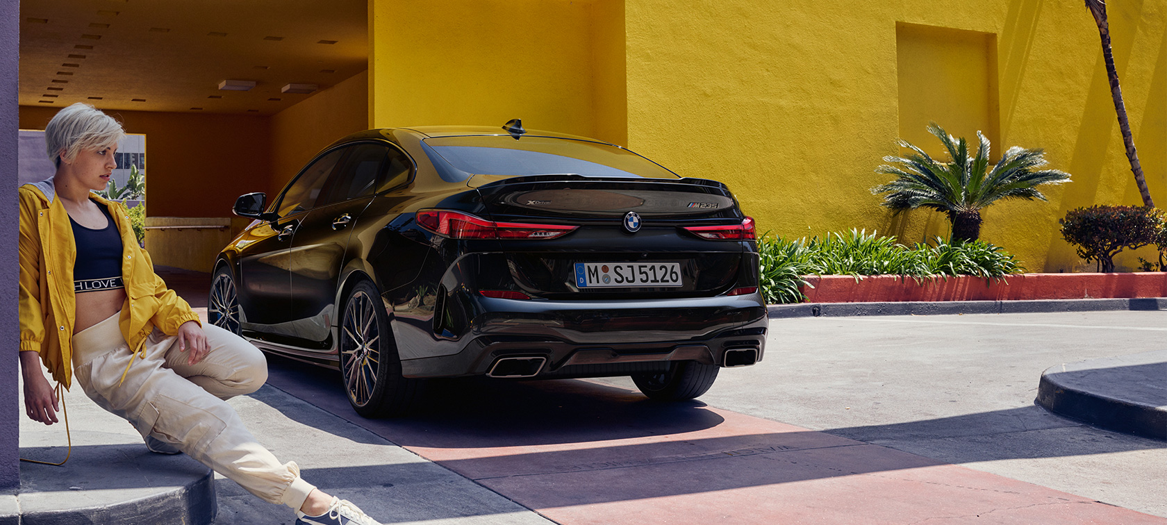 BMW M235i xDrive Gran Coupé driekwart achteraanzicht F44 BMW M235i xDrive Gran Coupé Black Sapphire metallic F44 driekwart achteraanzicht