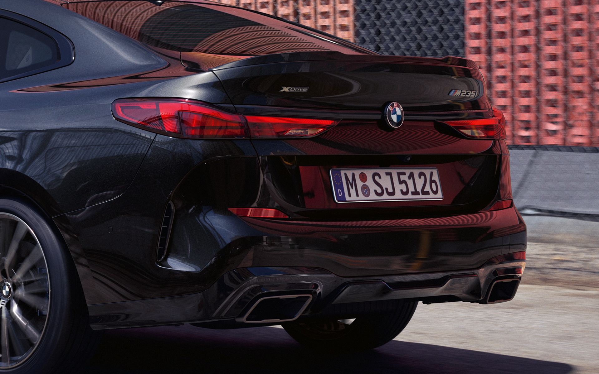 Achterzijde BMW M235i xDrive Gran Coupé F44 Atletische achterzijde BMW M235i xDrive Gran Coupé F44 Saphirschwarz metallic driekwart achteraanzicht