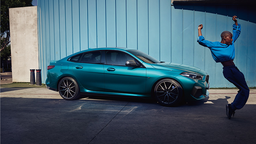 BMW M235i xDrive Gran Coupé F44 zijaanzicht BMW M235i xDrive Gran Coupé F44 Snapper Rocks Blau metallic zijaanzicht