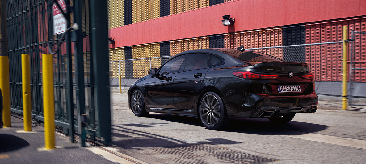 M Performance Pack BMW M235i xDrive Gran Coupé F44 M Performance Pack BMW M235i xDrive Gran Coupé F44 Saphirschwarz metallic driekwart zijaanzicht