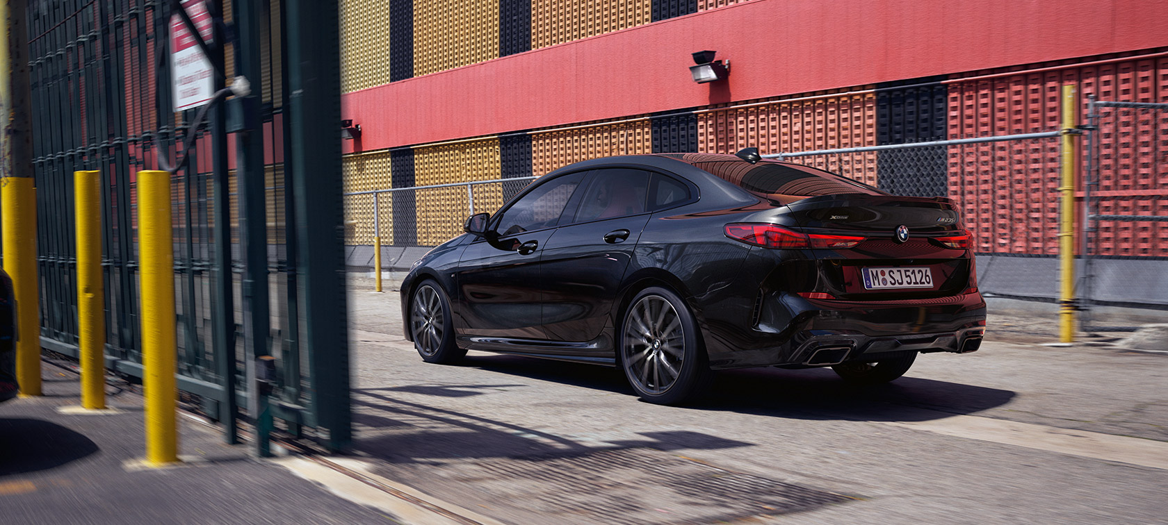 BMW M235i xDrive Gran Coupé (F44) driekwart achteraanzicht rijdend BMW M235i xDrive Gran Coupé (F44) Saphirschwarz metallic driekwart achteraanzicht rijdend