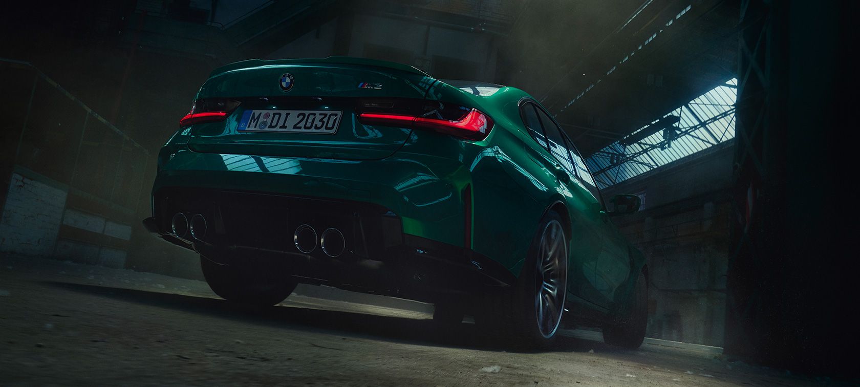 BMW M3 Sedan G80 driekwart achteraanzicht laag perspectief BMW M3 Sedan G80 Isle of Man Grün metallic driekwart achteraanzicht laag perspectief