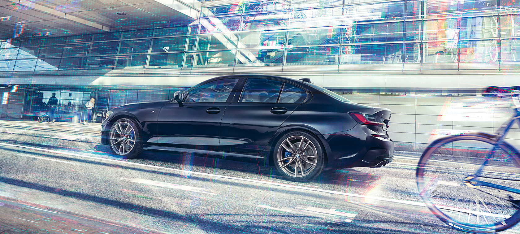 BMW M340i xDrive Sedan G20 zijaanzicht rijdend BMW M340i xDrive Sedan G20 Saphirschwarz metallic zijaanzicht rijdend