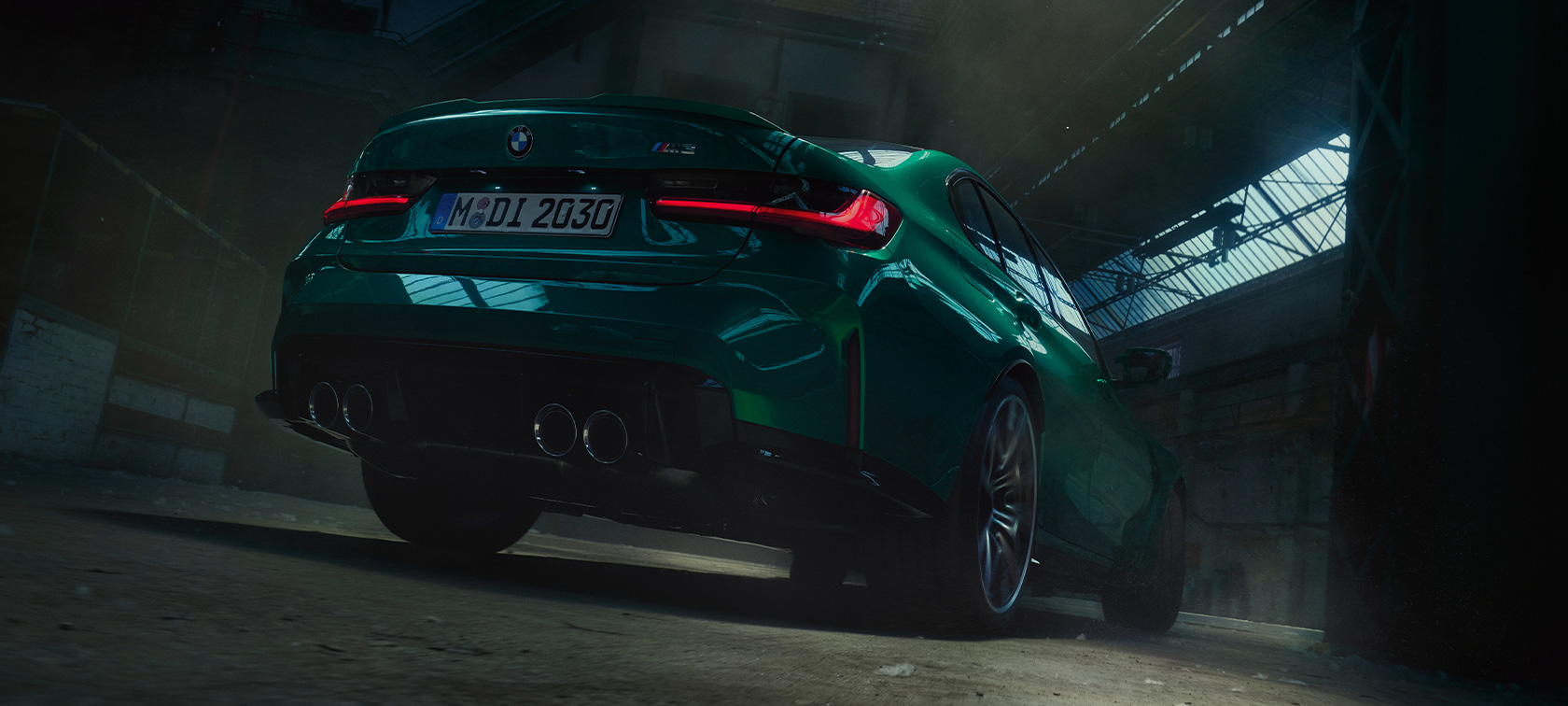 BMW M3 Sedan G80 driekwart achteraanzicht laag perspectief BMW M3 Sedan G80 Isle of Man Grün metallic driekwart achteraanzicht laag perspectief