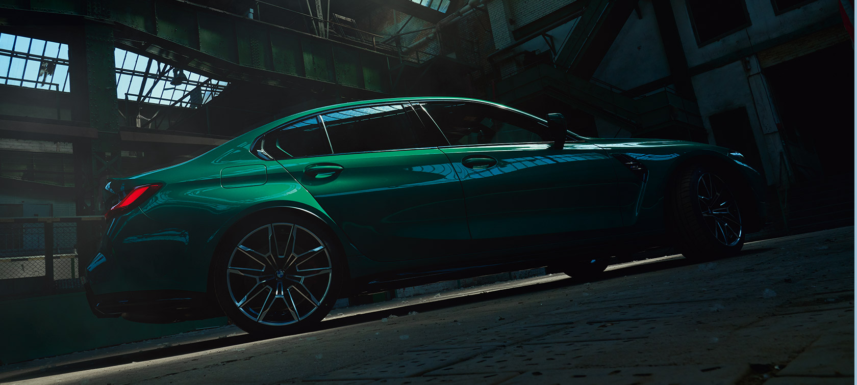 BMW M3 Sedan G80 zijaanzicht laag perspectief BMW M3 Sedan G80 Isle of Man Grün metallic zijaanzicht laag perspectief