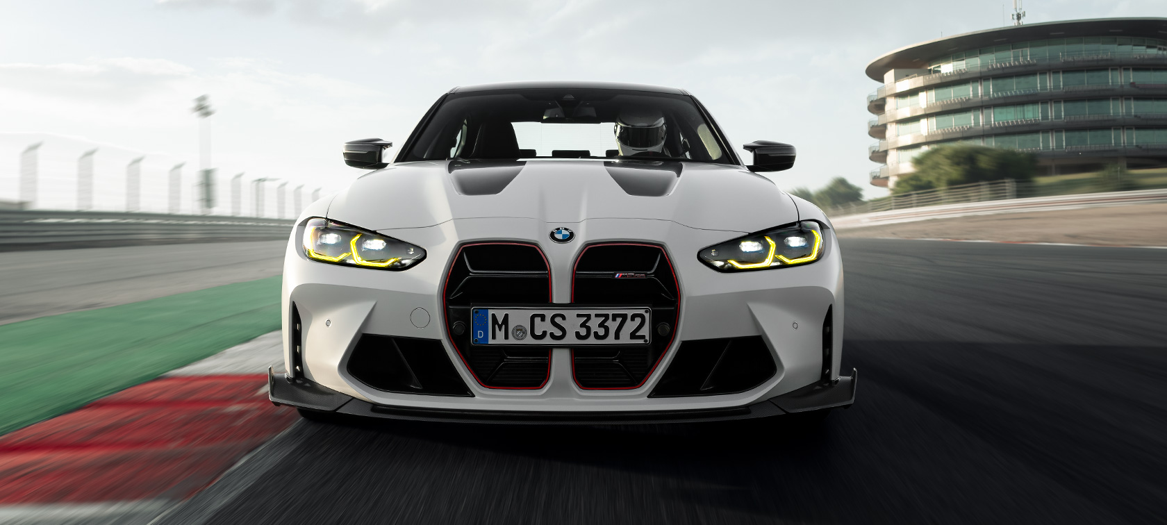 BMW M Performance Parts BMW M3 CS G80 BMW M3 CS G80 BMW M Performance Parts driekwart vooraanzicht rijdend op circuit