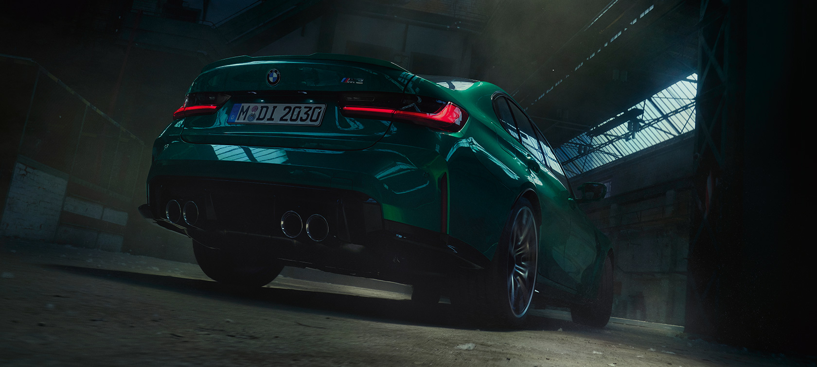 BMW M3 Sedan G80 driekwart achteraanzicht laag perspectief BMW M3 Sedan G80 Isle of Man Grün metallic driekwart achteraanzicht laag perspectief