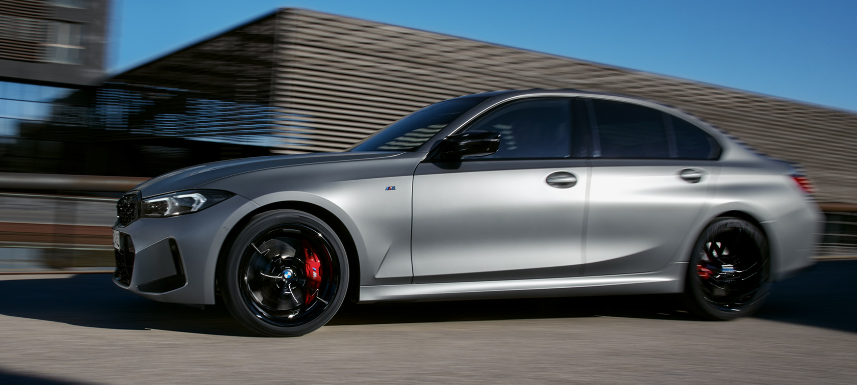 Zijaanzicht BMW M340i xDrive Sedan G20 BMW M340i xDrive Sedan G20 BMW Individual Frozen Pure Grey metallic zijaanzicht rijdend